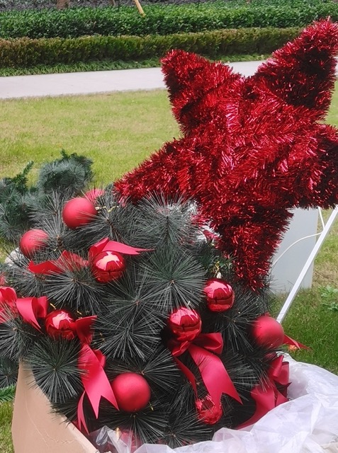Giant PVC Artificial Christmas Tree with Red Decorations for Commercial Displays